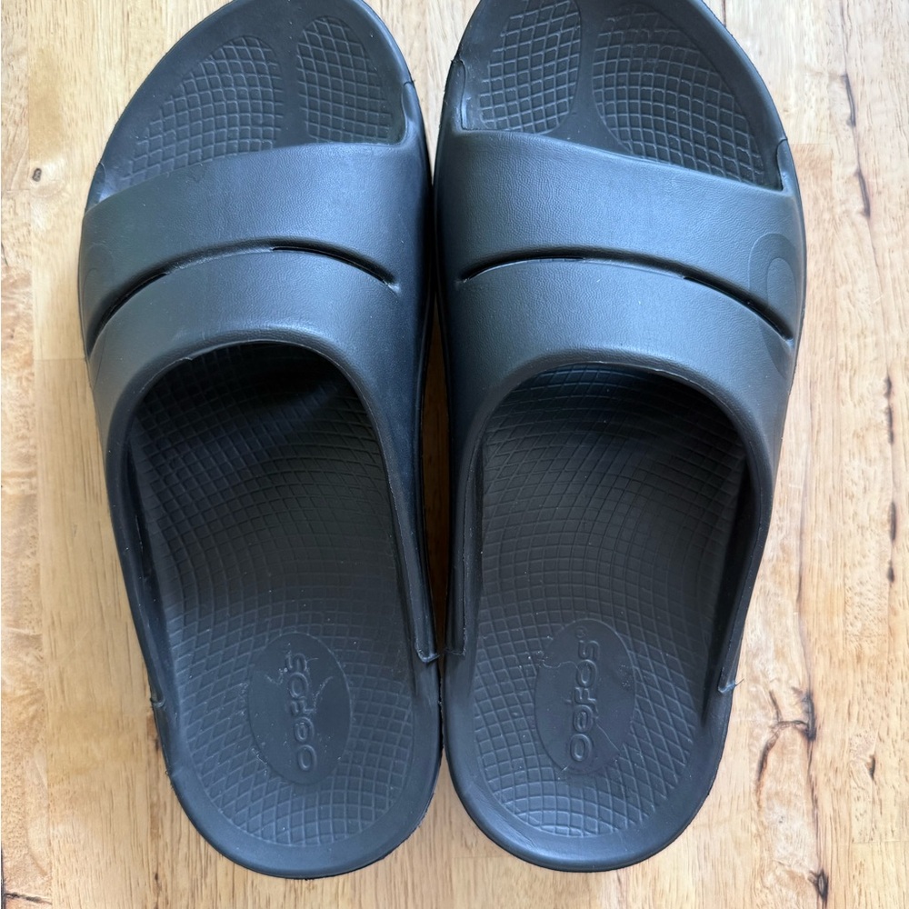 OOFOS Black Slide Sandals